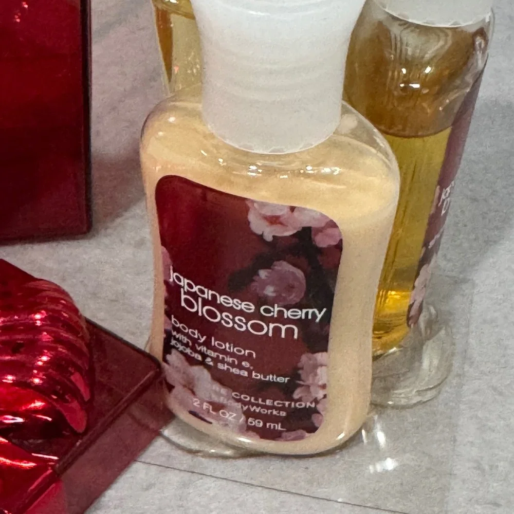Bath & Body Works Japanese Cherry Blossom Travel Gift Set Red Box 3 Piece 2oz